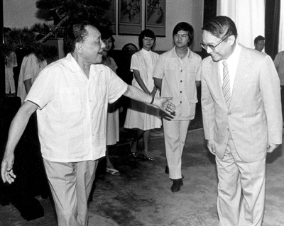 1981年7月,邓小平会见香港知名人士查良镛(金庸)先生及其家属。